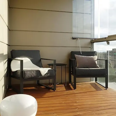 Modern 1br With Huge Balcony Above Mall Of Tripla Huoneisto