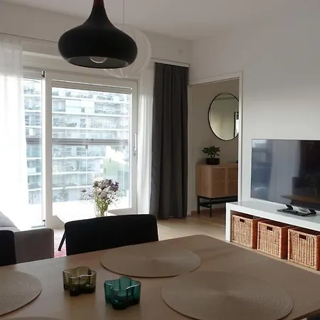 Huoneisto Modern 1br With Huge Balcony Above Mall Of Tripla