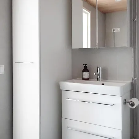 Huoneisto Modern 1br With Huge Balcony Above Mall Of Tripla