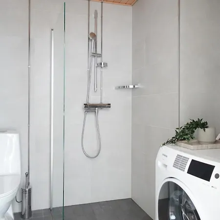 Huoneisto Modern 1br With Huge Balcony Above Mall Of Tripla
